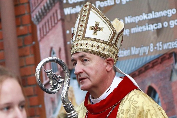 Komunikat biskupa tarnowskiego Andrzeja Jeża w związku ze zbliżającą się Niedzielą Miłosierdzia i Świętem Caritas.