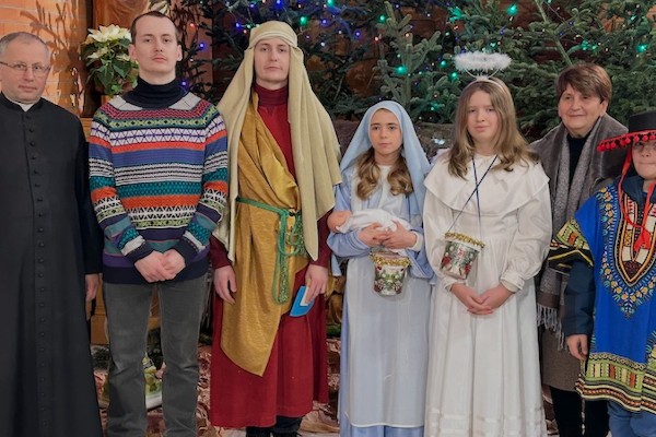 Radość, śpiew i misyjne serca. Uroczyste posłanie Kolędników Misyjnych w naszej parafii [Zdjęcia + Film]
