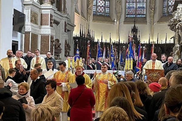 Biskup tarnowski Andrzej Jeż wręczył diecezjalne medale "Dei Regno servire" /"Służyć Królestwu Bożemu"/